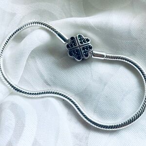 🍀 NWT Lucky Four Leaf Clover Charm Bangle Bracelet